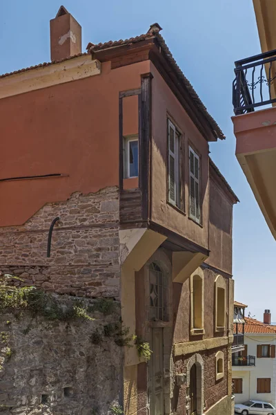 Rue et maisons typiques de la vieille ville de Kavala, Grèce — Photo