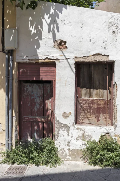 希腊卡瓦拉老城区的典型街道和房屋 — 图库照片