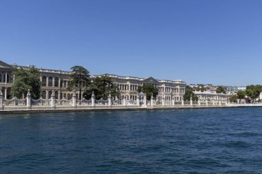 İstanbul'un Dolmabahçe Sarayı şehrine Boğaz'dan manzara