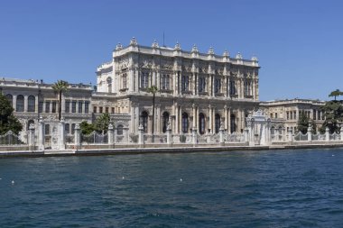 İstanbul'un Dolmabahçe Sarayı şehrine Boğaz'dan manzara