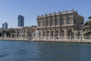 İstanbul'un Dolmabahçe Sarayı şehrine Boğaz'dan manzara