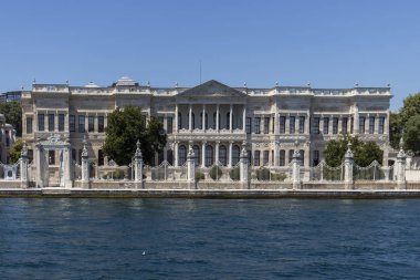 İstanbul'un Dolmabahçe Sarayı şehrine Boğaz'dan manzara