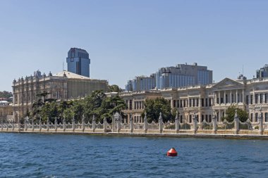 İstanbul'un Dolmabahçe Sarayı şehrine Boğaz'dan manzara