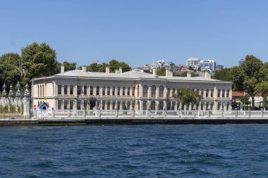 İstanbul'un Dolmabahçe Sarayı şehrine Boğaz'dan manzara
