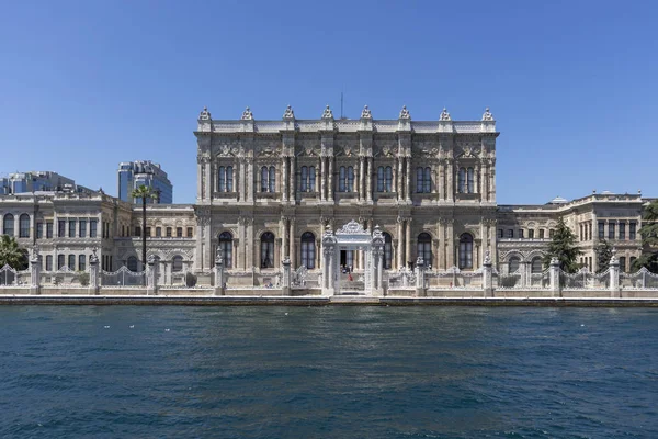 İstanbul'un Dolmabahçe Sarayı şehrine Boğaz'dan manzara — Stok fotoğraf