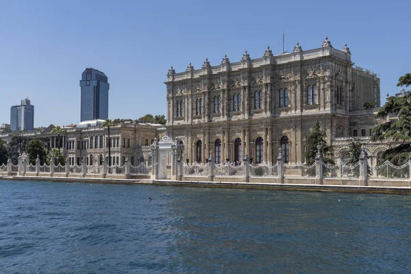 İstanbul'un Dolmabahçe Sarayı şehrine Boğaz'dan manzara — Stok fotoğraf