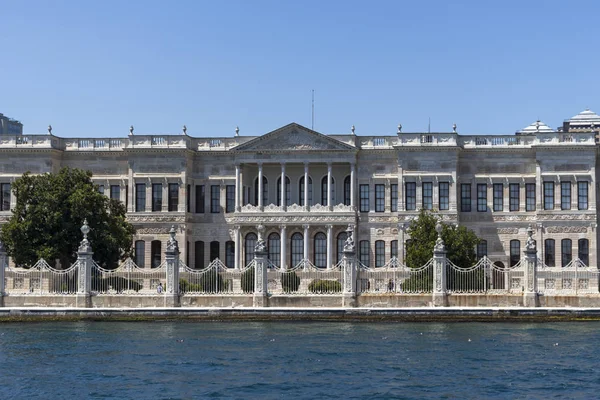 Vista desde el Bósforo a Dolmabahce Palace ciudad de Estambul — Foto de Stock