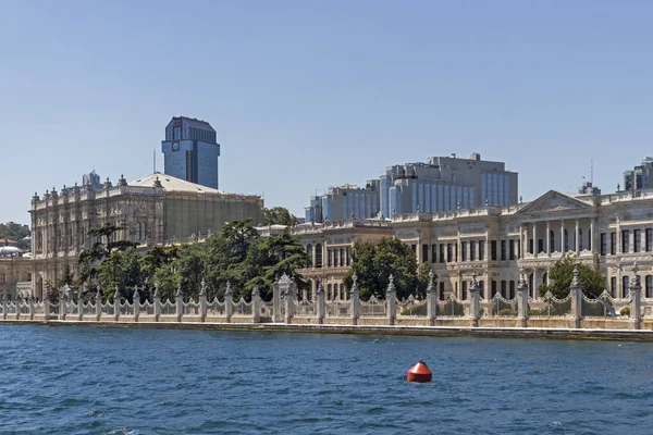 İstanbul'un Dolmabahçe Sarayı şehrine Boğaz'dan manzara