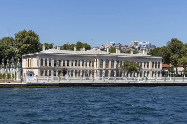 Vista desde el Bósforo a Dolmabahce Palace ciudad de Estambul — Foto de Stock