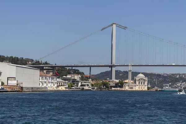 Vista desde el Bósforo a la ciudad de Estambul — Foto de Stock