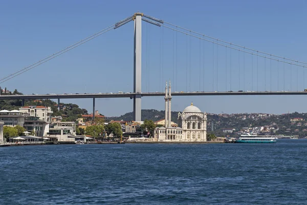 Vista desde el Bósforo a la ciudad de Estambul — Foto de Stock