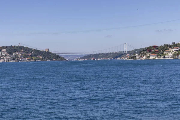 İstanbul Boğazı'ndan İstanbul şehrine manzara — Stok fotoğraf