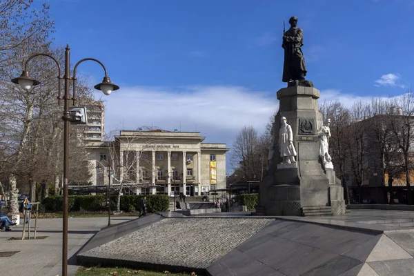 Monumento de Caído nas guerras no centro da cidade de Haskovo — Fotografia de Stock