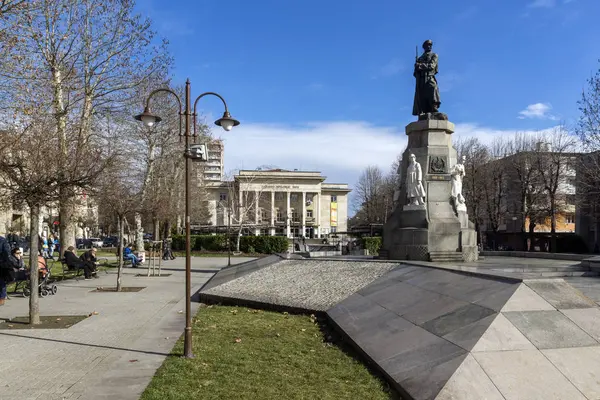 Пам'ятник полеглих у війнах у центрі міста Хасково — стокове фото