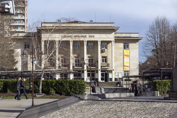 Здание и улицы в центре города Хасково, Болгария — стоковое фото