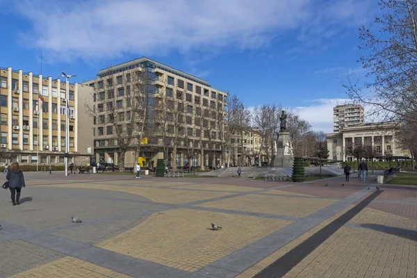 Edificio y calles en el centro de la ciudad de Haskovo, Bulgaria — Foto de Stock