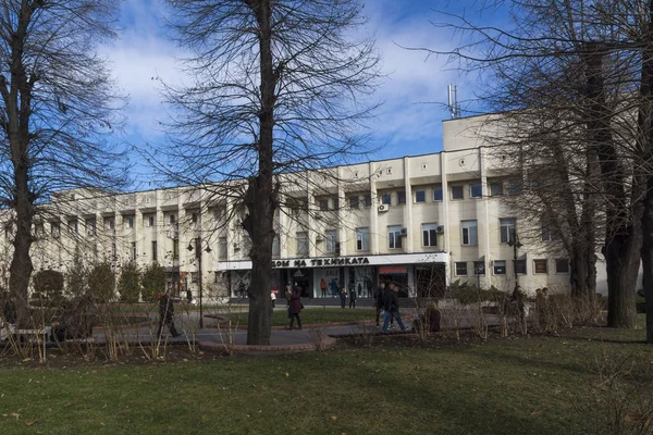 Edificio y calles en el centro de la ciudad de Haskovo, Bulgaria — Foto de Stock