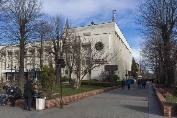 Edifício e ruas no centro da cidade de Haskovo, Bulgária — Fotografia de Stock