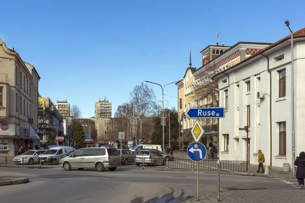 Edificio y calles en el centro de la ciudad de Haskovo, Bulgaria —  Fotos de Stock
