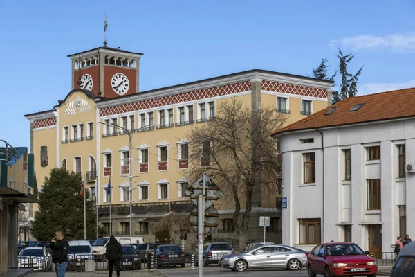 Edificio y calles en el centro de la ciudad de Haskovo, Bulgaria — Foto de Stock