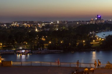 Belgrad, Serbi şehrinde Sava ve Tuna Nehirleri'nin gece fotoğrafı