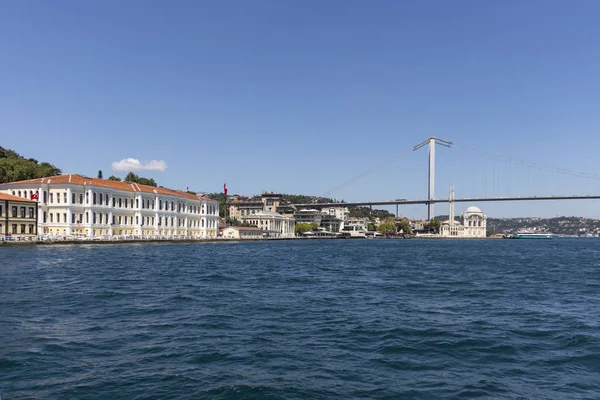 15 de julio Puente de los mártires sobre el Bósforo en la ciudad de Estambul — Foto de Stock