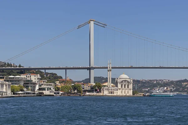İstanbul'da 15 Temmuz Şehitler Köprüsü İstanbul Boğazı üzerinde