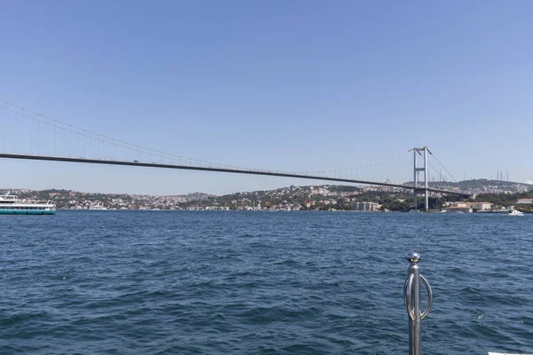 15 de julio Puente de los Mártires sobre el Bósforo en la ciudad de Estambul — Foto de Stock