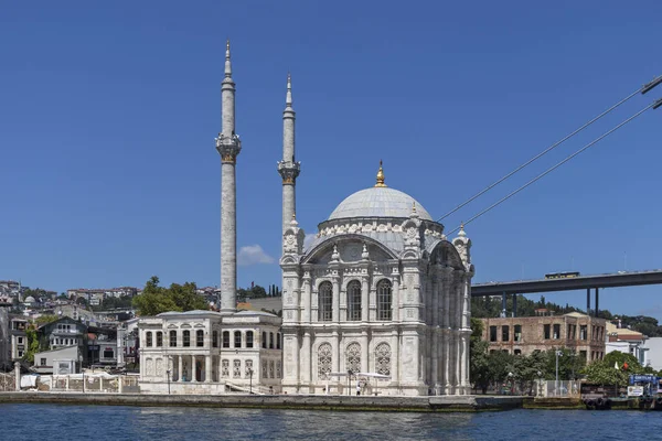 İstanbul'da 15 Temmuz Şehitler Köprüsü İstanbul Boğazı üzerinde