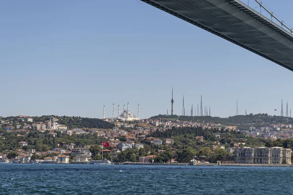 15. Juli Märtyrerbrücke über den Bosporus in Istanbul — Stockfoto