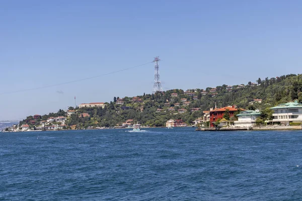 从博斯普鲁斯海峡到伊斯坦布尔市的全景 — 图库照片
