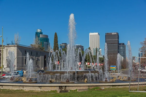 Panorama com Edifícios na rua Paseo de la Castellana em Cidade — Fotografia de Stock