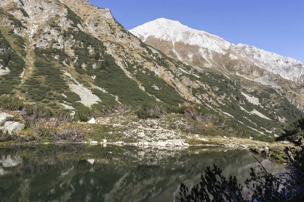 Okoto (Silmä) järvi ja Vihren Peak, Pirin Mountain — kuvapankkivalokuva