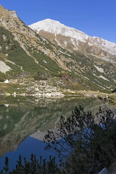 Okoto (The Eye) Lake dan Vihren Peak, Pirin Mountain — Stok Foto