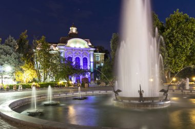 Plovdiv, Bulga 'daki belediye binasının önündeki Çeşmelerin Gece Fotoğrafı