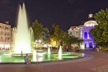Plovdiv, Bulga 'daki belediye binasının önündeki Çeşmelerin Gece Fotoğrafı