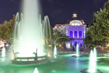 Plovdiv, Bulga 'daki belediye binasının önündeki Çeşmelerin Gece Fotoğrafı