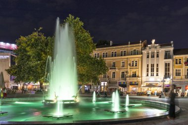 Plovdiv, Bulga 'daki belediye binasının önündeki Çeşmelerin Gece Fotoğrafı