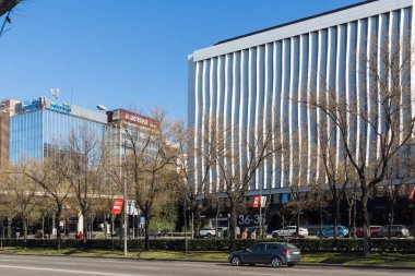 Madrid, İspanya 'daki Paseo de la Castellana Caddesi' ndeki binalar.