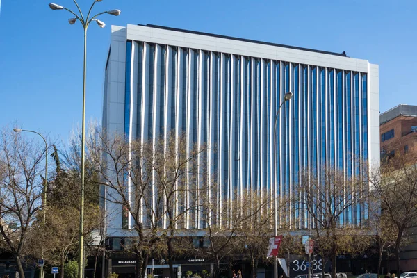 Byggnader på Paseo de la Castellana street i Madrid, Spanien — Stockfoto