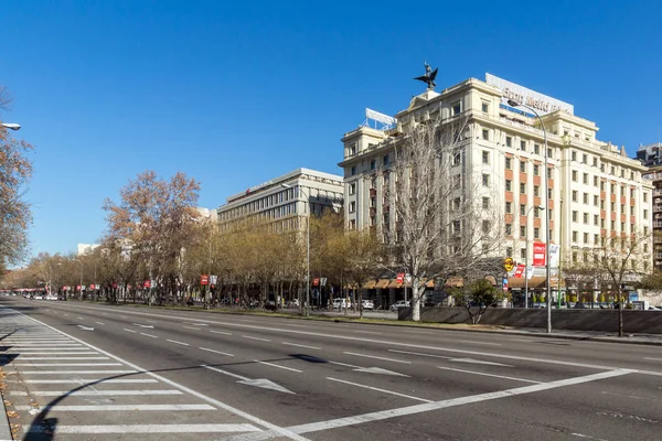 Budovy v ulici Paseo de la Castellana v Madridu, Španělsko — Stock fotografie