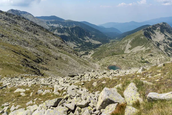 Sendero para escalar un pico de Kamenitsa, Montaña Pirin, Bulgaria — Foto de Stock