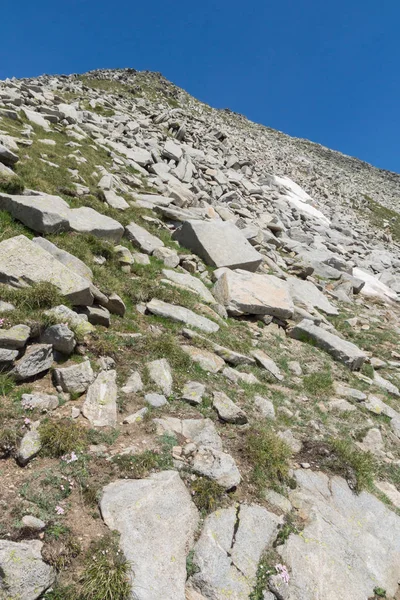 Trail naar het beklimmen van een Kamenitsa piek, Pirin Mountain, Bulgarije — Stockfoto