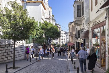 İstanbul, Türkiye 'de Taksim Meydanı yakınlarında yürüyen insanlar