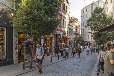 İstanbul, Türkiye 'de Taksim Meydanı yakınlarında yürüyen insanlar