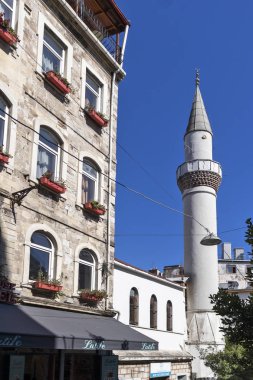 İstanbul, Türkiye 'de Taksim Meydanı yakınlarında yürüyen insanlar