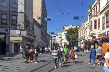 İstanbul, Türkiye 'de Taksim Meydanı yakınlarında yürüyen insanlar