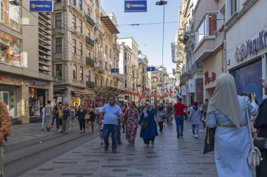 İstanbul, Türkiye 'de Taksim Meydanı yakınlarında yürüyen insanlar