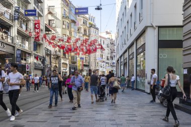 İstanbul, Türkiye 'de Taksim Meydanı yakınlarında yürüyen insanlar