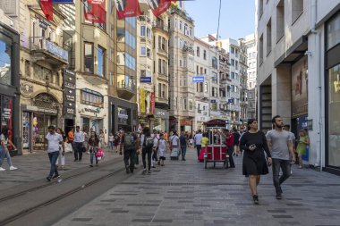 İstanbul, Türkiye 'de Taksim Meydanı yakınlarında yürüyen insanlar
